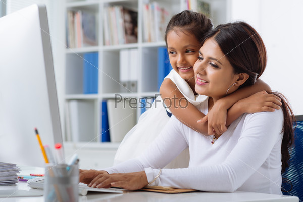 Мать и дочь за компьютером