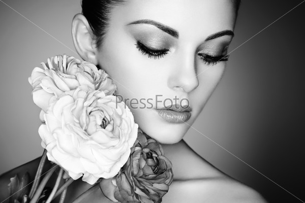 Портрет красивой молодой женщины с цветами