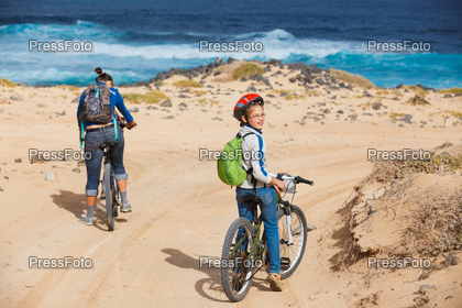 Семья на велосипедной экскурсии