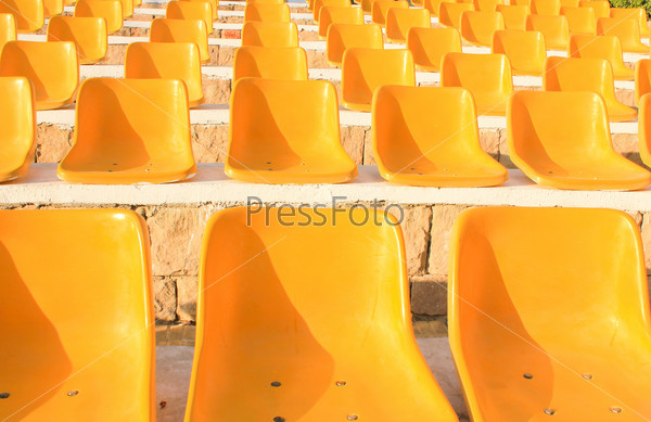 Желтые стулья на стадионе
