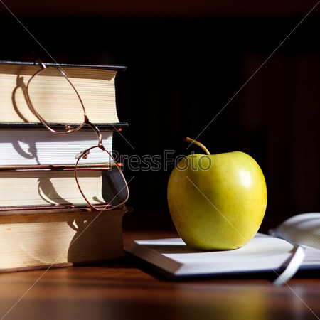 Яблоко на открытой книге