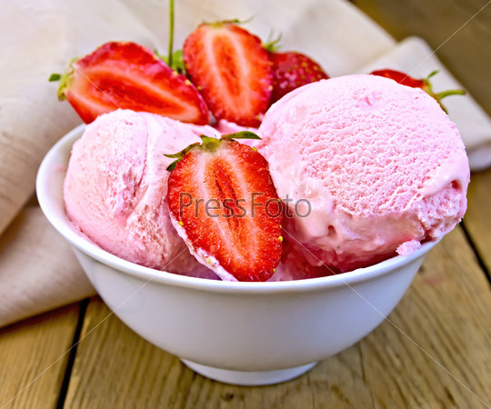 Ice cream strawberry in bowl on board with cloth