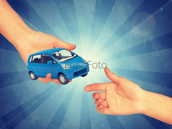 Синий автомобиль в руке