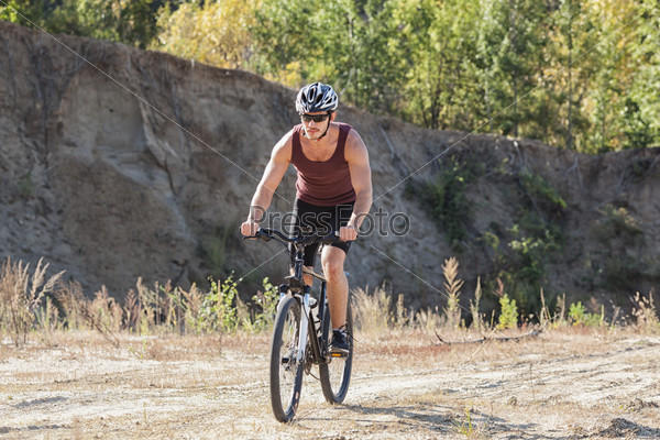 Спортсмен катается на велосипеде