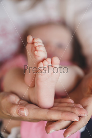 Baby\'s feet. newborn baby feet on female hands. Baby feet in mother hands. A close-up of tiny baby feet. newborn baby feet. Baby feet in mommy\'s hands