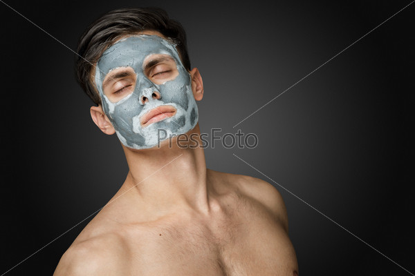 Мужчина с маской на лице