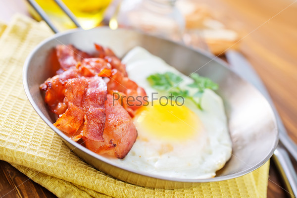 fried bacon and eggs