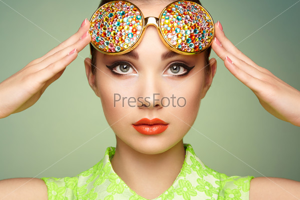  Портрет красивой молодой женщины с цветными стеклами
