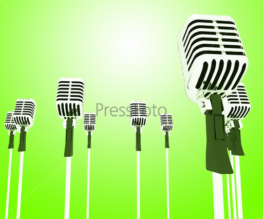Микрофоны на зеленом фоне