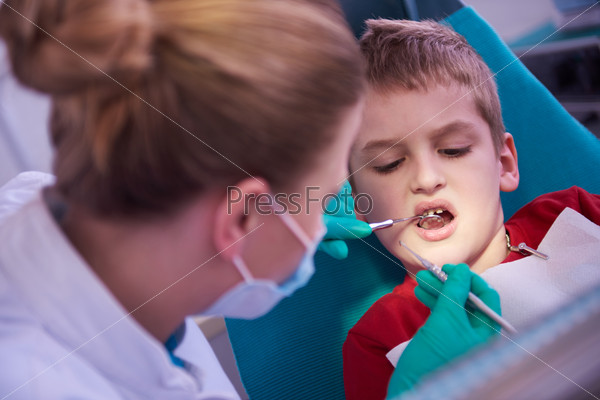  Мальчик у стоматолога-хирурга