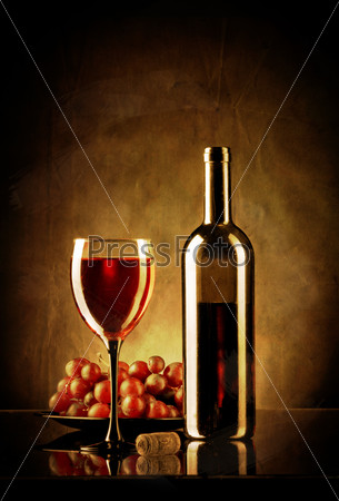 Натюрморт с красным вином и виноградом в стиле ретро