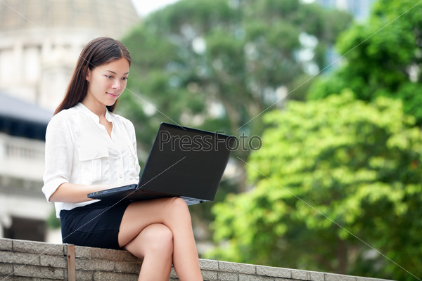  Деловая женщина с ноутбуком на улице
