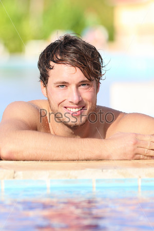  Человек в бассейне