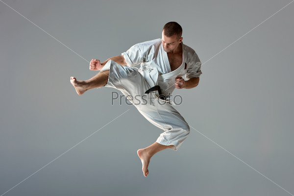  Человек в кимоно занимается каратэ
