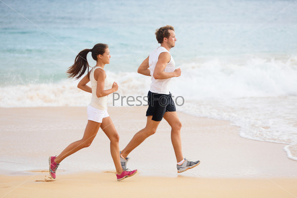 Running - runner couple on beach run