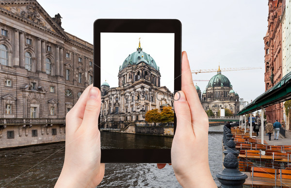 Турист фотографирует реку Шпрее и Берлинский собор