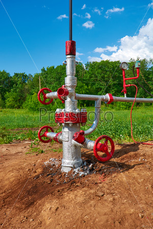 Oil pipeline with the tap valve