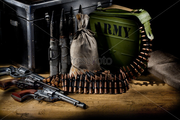 Натюрморт военного вооружения, оружия и патронов на деревянных фоне