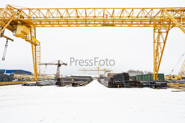 Scenery with bridge cranes and metal products