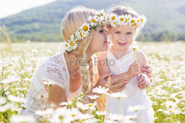 Мать и дочь на ромашковом поле