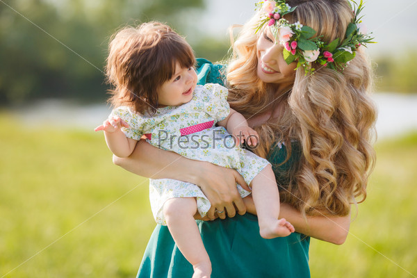 Блондинка в поле с маленькой дочкой