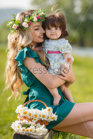 Молодая мама с дочкой