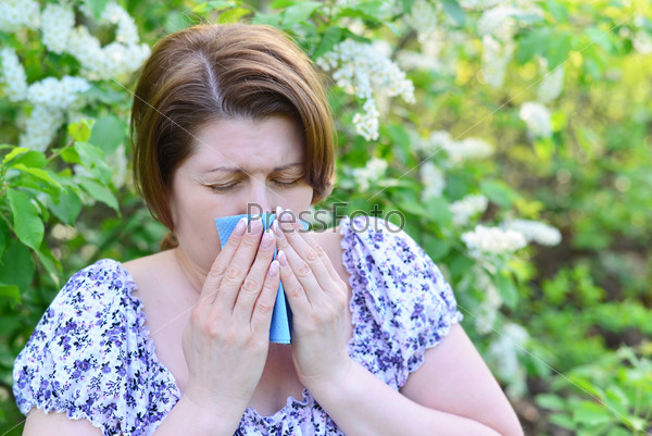 adult female with allergic rhinitis about bird cherry blossoms