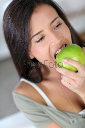 Portrait of woman eating an apple