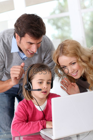 Семья за компьютером