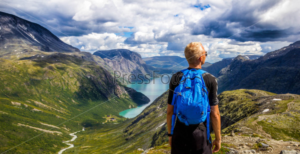 Турист на фоне норвежского пейзажа