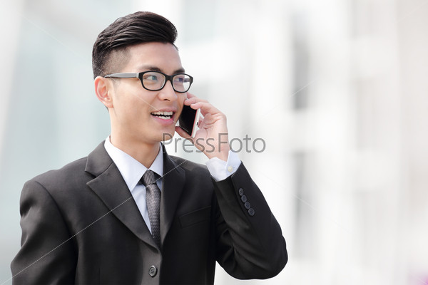 Business man talking on smart phone in the city