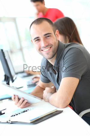 Портрет улыбающегося студента в учебном курсе