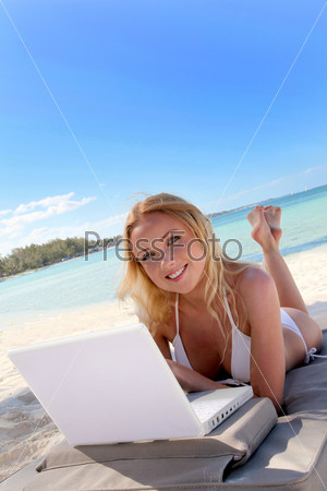 Красивая блондинка на пляже