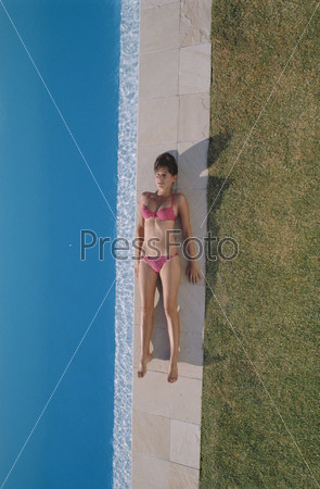 Молодая женщина рядом с бассейном