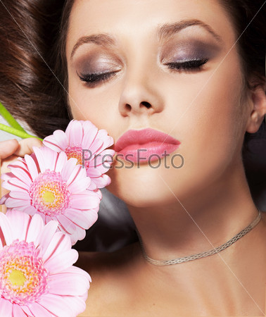 Portrait of a beauty lady with flowers