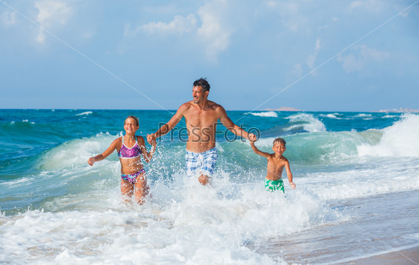 Отец и дети на пляже