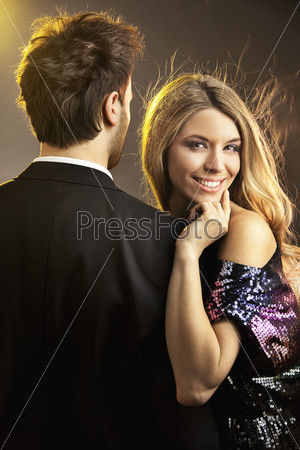 Портрет счастливый улыбающийся молодой женщины с мужем