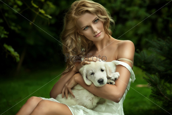 Милая девушка и собака щенка
