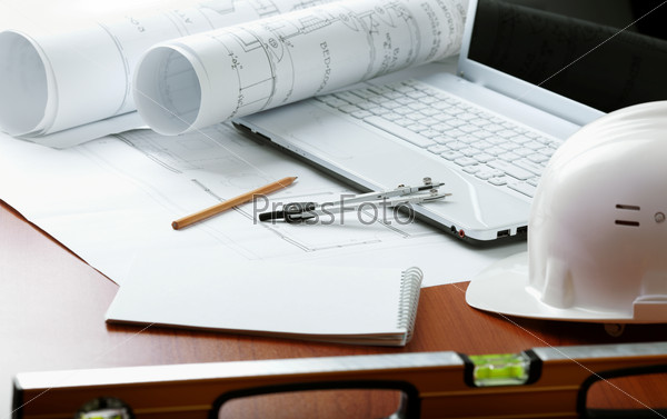 Белый ноутбук и чертежи