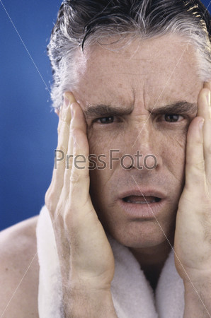 Портрет взрослого человека, держа голову в боль