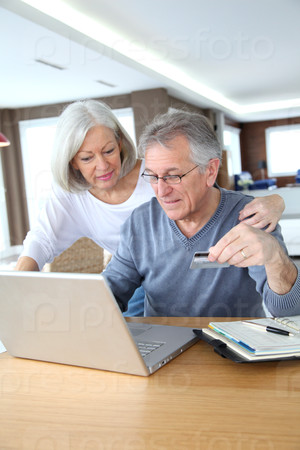 Пожилые супружеские пары, обеспеченные платежей по Интернету
