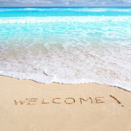 Привет Добро пожаловать пляж заклинание, написанные на песок Карибского тропические моря