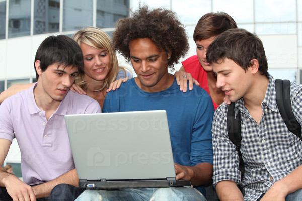 Группа студентов с портативного компьютера