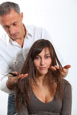 Hairdresser looking for woman\'s new haircut