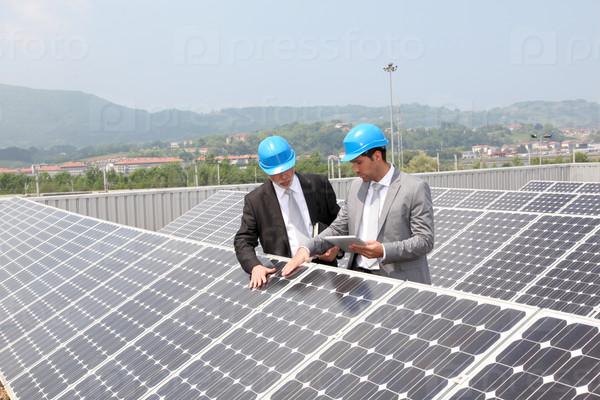 Инженеры проверка установки солнечных панелей