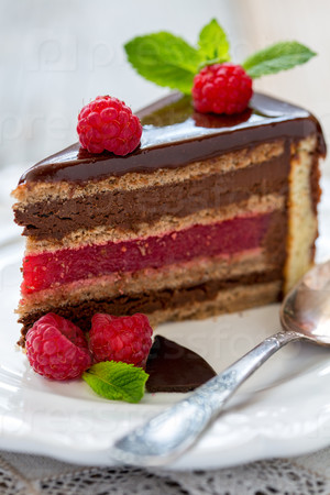 Piece of cake with raspberry jelly.