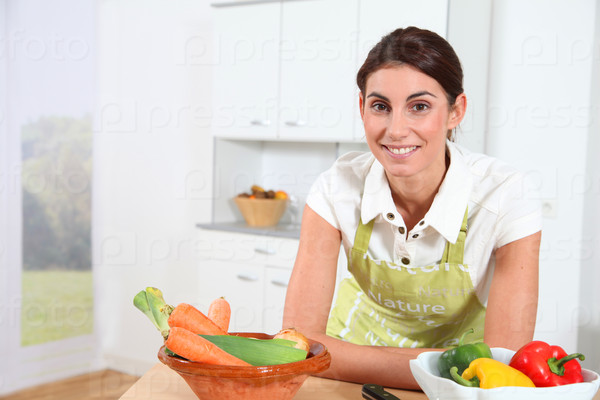 Портрет женщины в домашней кухне