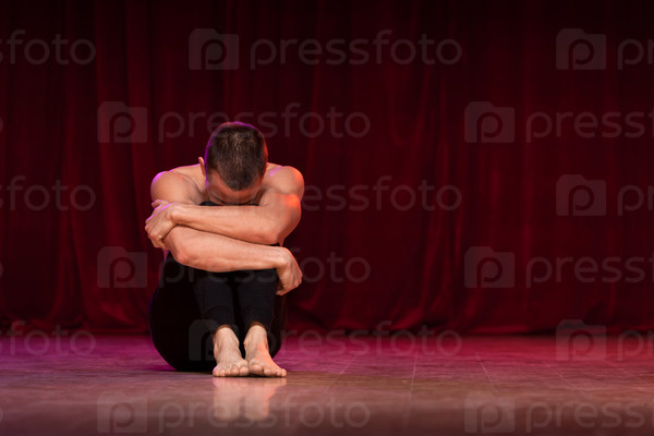 Small break took by a ballet dancer during his training on stage.