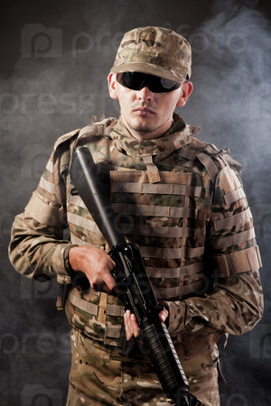 Современный солдат с винтовкой