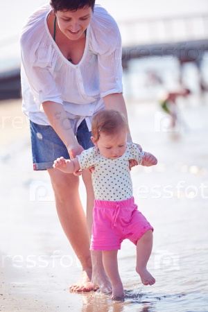 Мама и ребенок на пляже